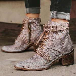 RARE brand new Freebird Fauna boots in stone